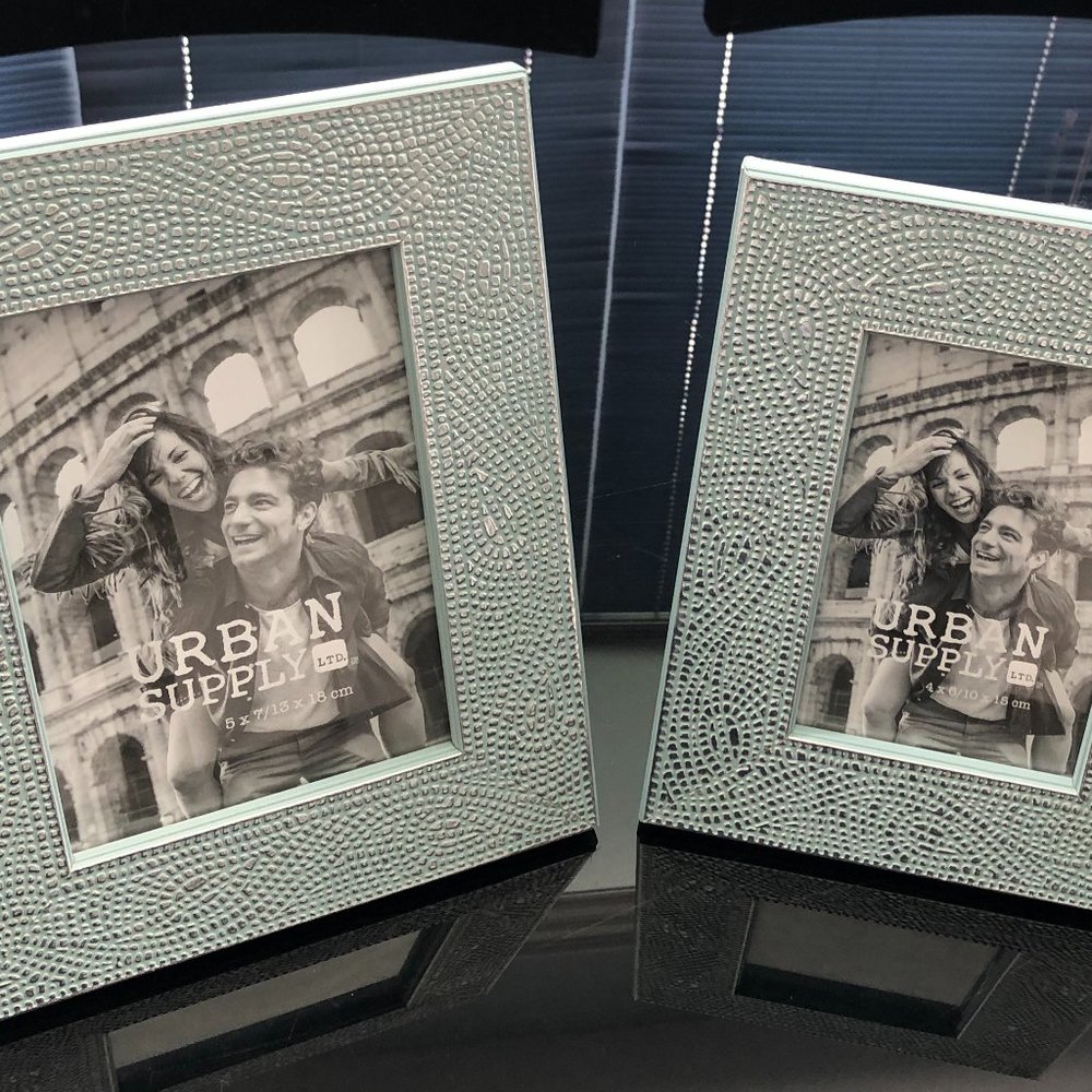2 matching picture frames 1 of 1 5"x7" and 1 of 4"x6"